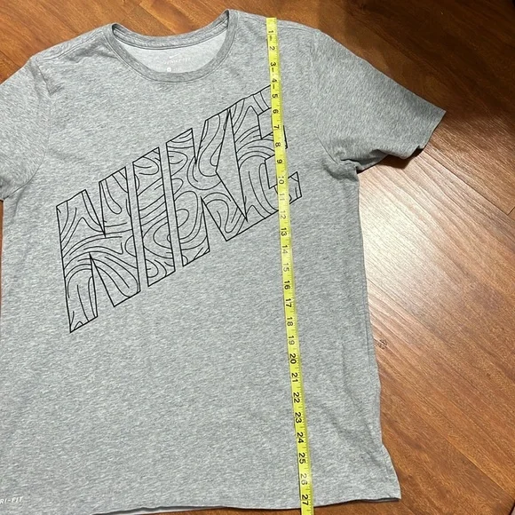The Nike Tee Dri-Fit Size Large - Picture 9 of 9